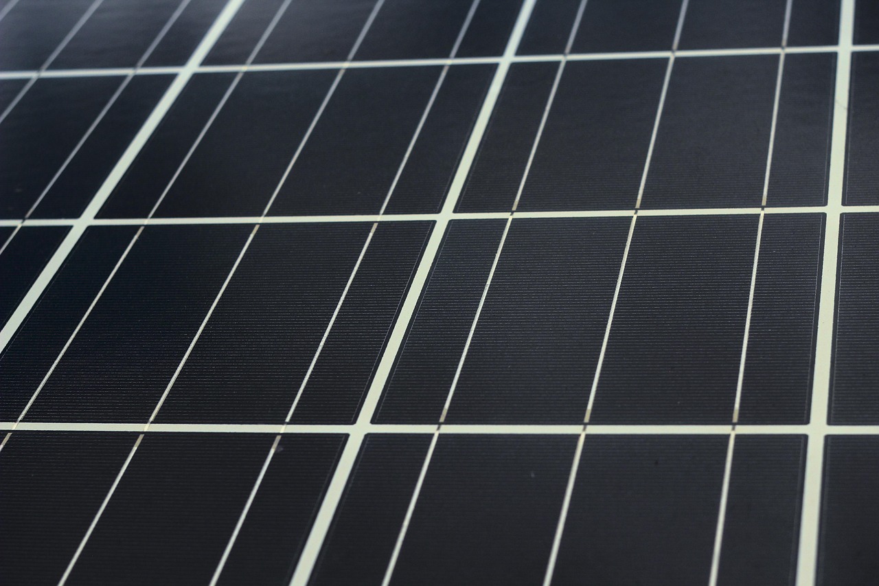 Nahaufnahme hochwertiger Solarmodule – blaue Siliziumzellen für saubere Stromerzeugung